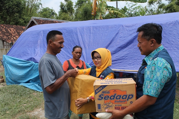 BANTUAN : Pengurus PMI Kecamatan Ngawen menyerahkan bantuan kepada pemilik rumah terbakar di Desa Sendangrejo Kecamatan Ngawen Blora, Rabu (30/3). 