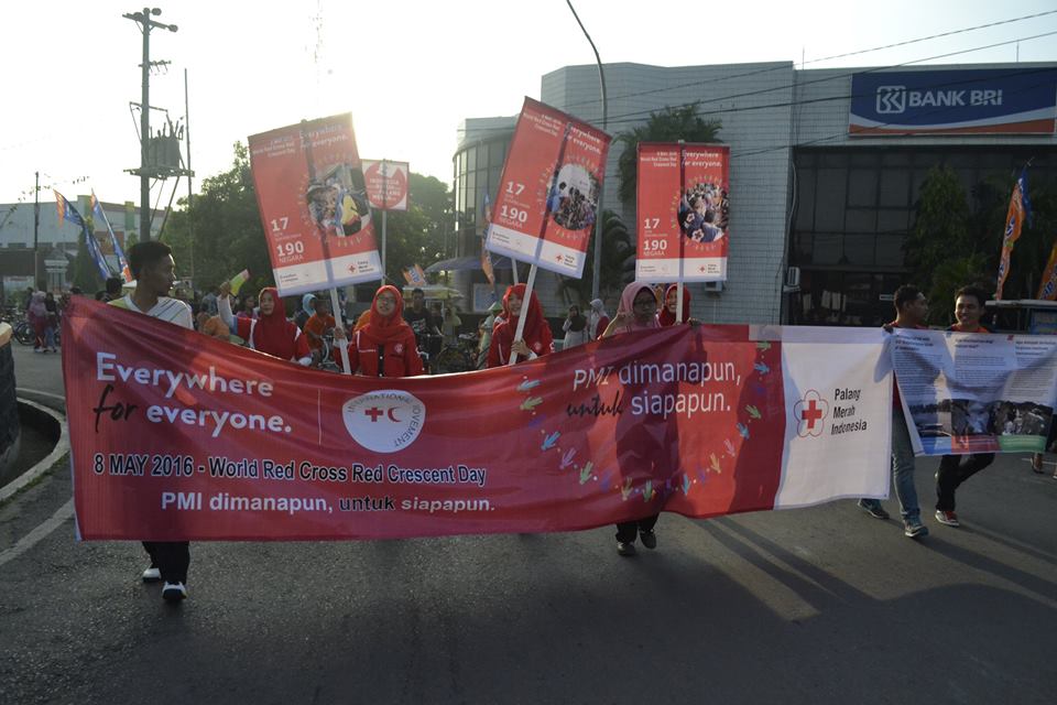 JALAN : Relawan PMI Blora berjalan kaki mengelilingi alon-alon Blora untuk mengampanyekan PMI Dimanapun Untuk Siapapun dan dukungan RUU Kepalangmerahan