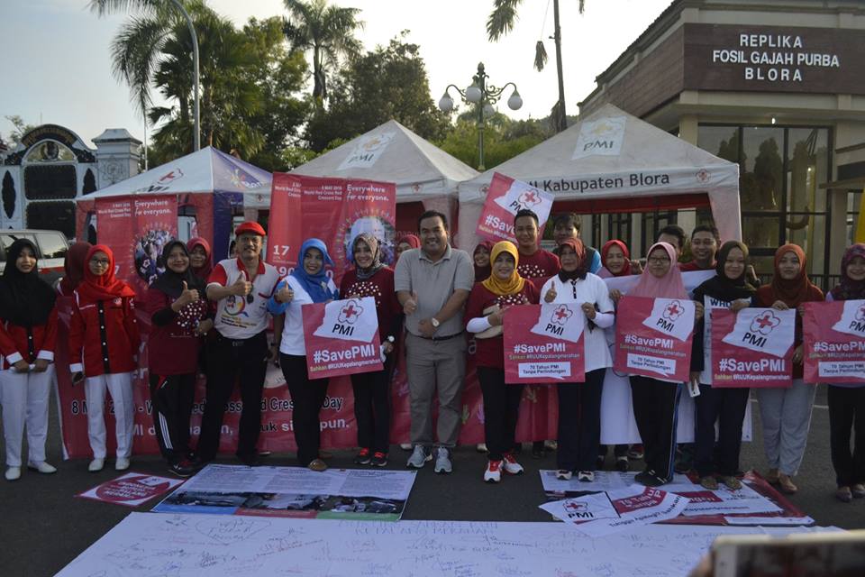 Wakil Bupati Blora Arief Rohman bersama Ketua PMI Blora Umi KUlsum dan  Relawan membawa poster #SAVEPMI. (Foto: Wahid J)