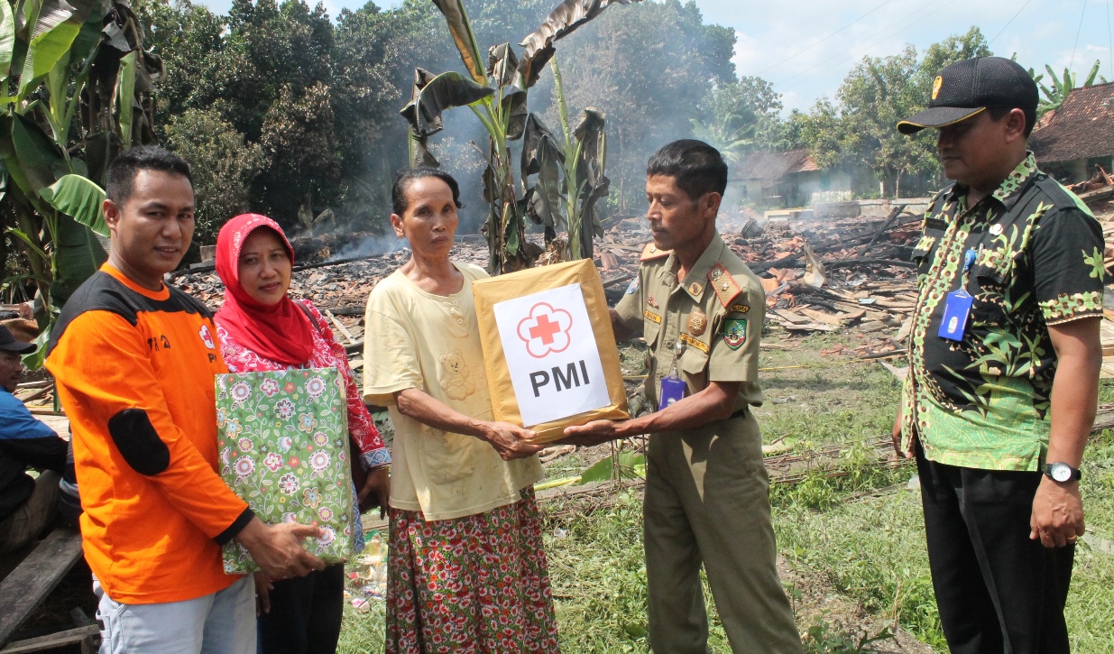 BANTUAN : PMI Blora memberikan bantuan kepada korban kebakaran yang diserahkan langsung oleh Kasi Trantib Kecamatan Banjarejo di lokasi kebakaran Desa Balongsari Kecamatan setempat, Rabu (1/6)