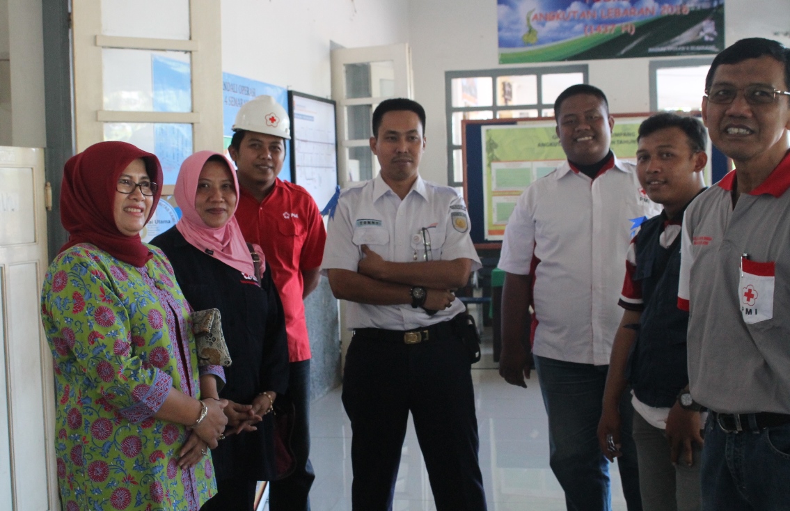 Ketua PMI Blora Umi Kulsum bersama Kepala Stasiun Cepu Tonny melihat kesiapan posko medis di Stasiun Cepu, Senin (4/7). (Foto : Rsy/PMI) 