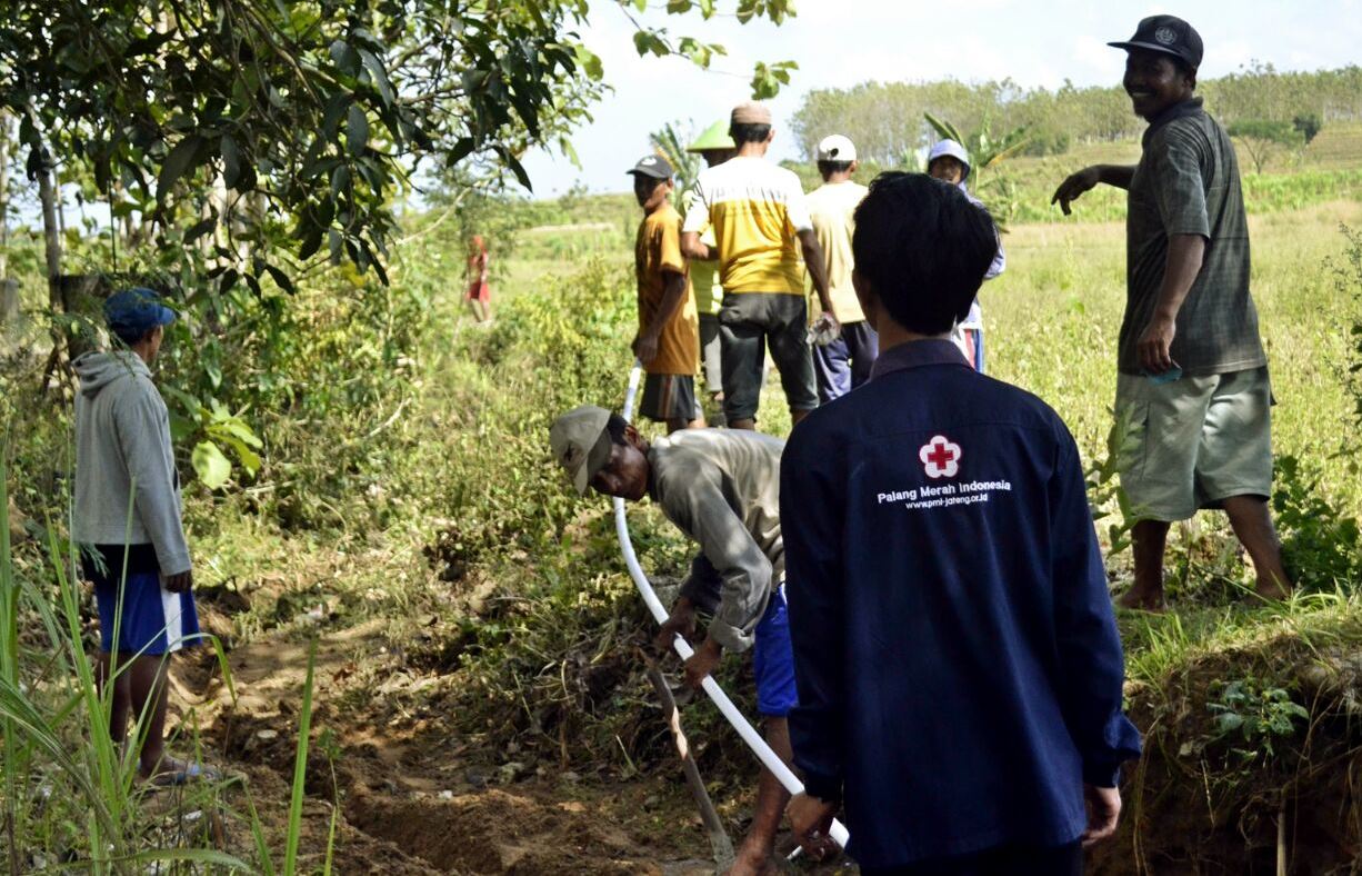 Masyarakat Desa Sendangmulyo Kecamatan Ngawen bersama relawan program Wash PMI Blora sedang memasang pipa jaringan air bersih,  (PMI Humas/Dok)