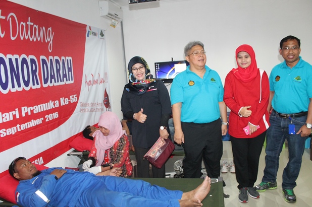 Ketua PMI Blora Umi Kulsum bersama Fild Operation Manager Geo Cepu Markoni melihat peserta donor darah yang dilaksanakan di Kantor Pertamina Ledok, Jumat (2/9). (Foto : Humas PMI)