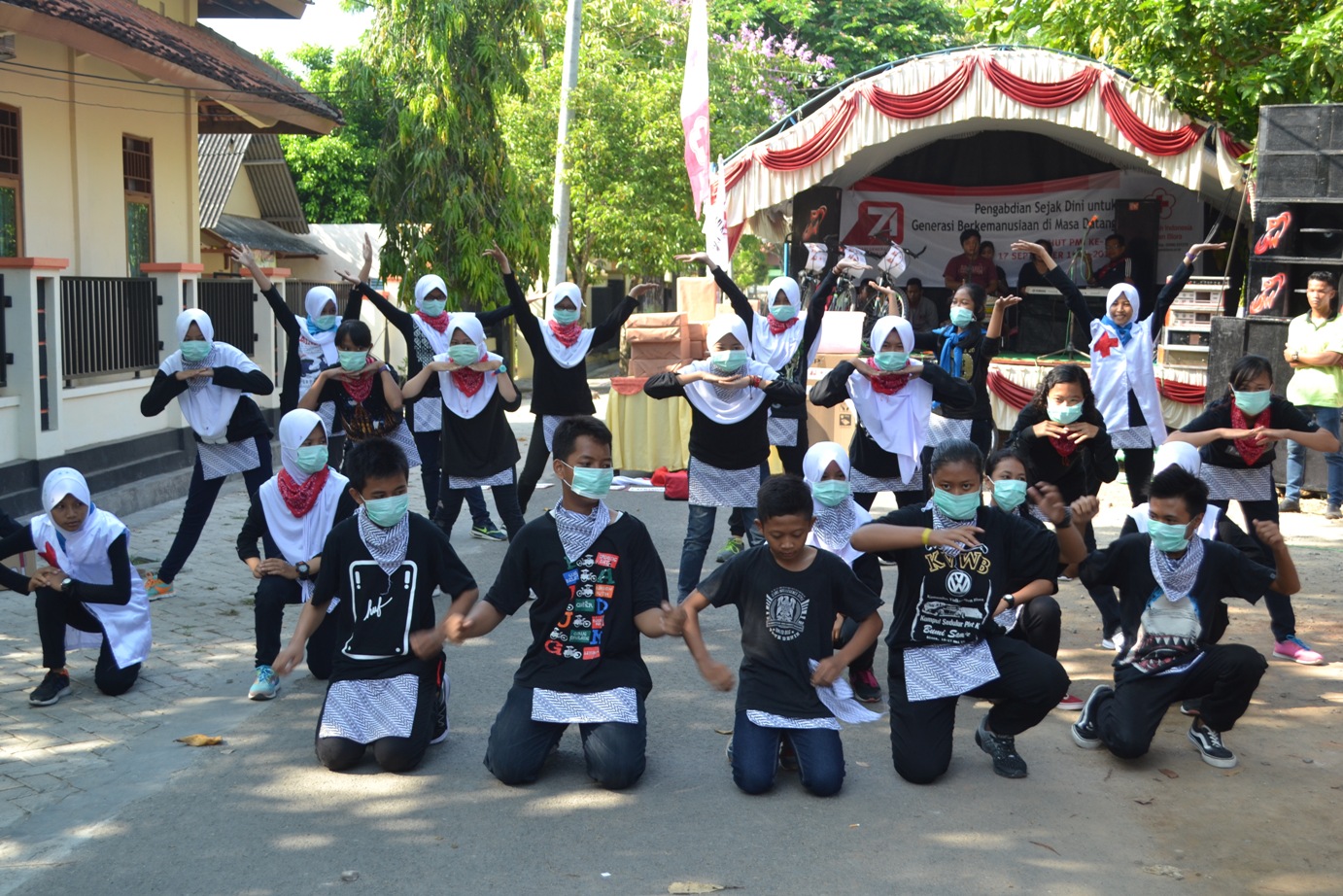 Tim Dance PMR SMPN 1 Blora memeriahkan Jalan Sehat HUT PMI ke-71, Minggu (18/9)