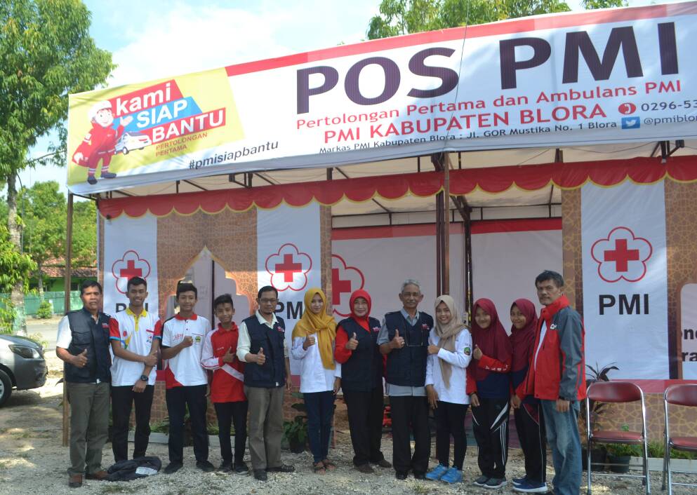 Ketua PMI Blora Sutikno Slamet dan pengurus saat berada di Posko Induk Jl Blora-Purwodadi, Desa Tamanrejo Tunjungan. (foto : Humas PMI Blora)
